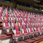 Los graderíos ya está repletos de muñecos con el rostro de hinchas que pagaron 15 dólares.