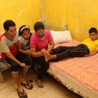 Henry es pie plano y el zapato convencional lastima su caminar, por eso anda descalzo. En una ocasión se cortó por esa