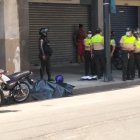La víctima mortal quedó tendida en la vereda, junto a la moto que conducía.