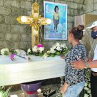 Ana Tigua no pudo contener las lágrimas al recordar que ayer debía celebrar el onomástico de Génesis, la segunda de sus niñas.