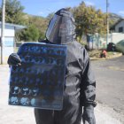 Rosa anda cubierta todo su cuerpo. Desde que se contagió tiene miedo salir a la calle.