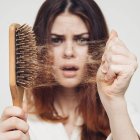 La pérdida de cabello es otro síntoma del covid.