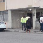 El desconocido se metió en esta vivienda ubicada en el centro de Santa Elena.