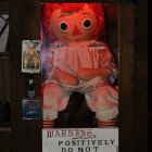 La muñeca Annabelle en exposición en el museo.