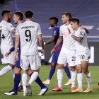 Los jugadores del Bayern festejan tras la histórica goleada al Barcelona y su clasificación a las semifinales de la Champions.