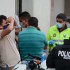 Allegados a la víctima lamentan lo ocurrido. Junto a ellos la Policía recopila información.