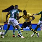 El delantero ecuatoriano José Angulo (c) marcó en su debut con Barcelona.