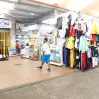 En este sector  de venta de celulares y ropa fue agarrado el supuesto delincuente. 
GERARDO MENOSCAL
Agencia (ag-expreso)