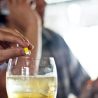 El joven bebió una cerveza que le ofreció su acompañante.