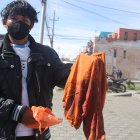 Paúl Pilatasig muestra cómo quedó su camiseta luego de ser apuñalado. La mañana de ayer fue con su madre a poner la denuncia.