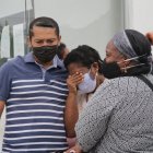 Los familiares de la víctima llegaron al Laboratorio de Criminalística para retirarlo.