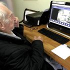 A los 92 años, Carlos Augusto Manço ha aprendido a manejar la computadora, asiste a clases virtuales y mantiene vivo el sueño de graduarse en una universidad.