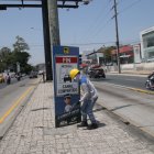 Un obrero retira los letreros 'compartidos' en un tramo de la avenida Carlos Julio Arosemena.

PERIODISTA : JOSE PIZZA

FECHA : 18/08/2020 

Agencia (ag-extra)