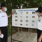 Un mural muestra el rostro de los 16 uniformados que murieron durante la emergencia.