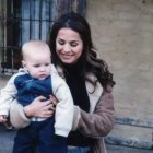 La actriz Danna García lleva en sus brazos a la pequeña, quien todavía se mantiene en contacto con algunos actores de la novela.