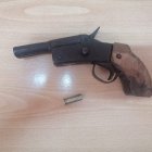 El arma es un revólver de fabricación artesanal.