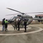 Personal policial realiza coordinaciones para la búsqueda de los desaparecidos.