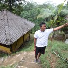 El cuidador de la hacienda donde estaba la víctima indica por donde huyeron los secuestradores.