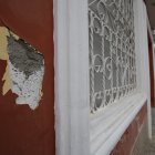 En la fachada del inmueble quedaron marcas y orificios originados por los impactos de proyectiles.