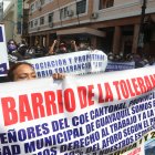 Michelle sostiene uno de los carteles en el que piden la reapertura de los locales.