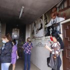 Ante las imágenes del médico venezolano, decenas de seguidores hacen sus plegarias.