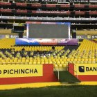 Las fotos ya fueron pegadas sobre una base de cartón en las gradas del estadio Monumental