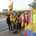 Los Quispe comprando las camiseta del Barcelona en un carro que estaba al frente del Monumental. 

PERIODISTA : JERSON RUIZ

FECHA :23 /08/2020 

Agencia (ag-extra)