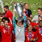 Manuel Neuer levanta el trofeo conseguido por el club germano.