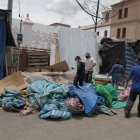 Las lonas y materiales de algunos kioscos quedaron inservibles sobre la acera cercana al templo.