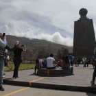 La música en vivo se presentó frente al monumento principal, al aire libre.




Agencia (ag-extra ag-expreso ag-quito)