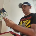 Nelson observa con tristeza las viejas credenciales de su hermano Augusto, quien laboraba como periodista deportivo y murió el pasado 15 de abril, víctima del coronavirus.