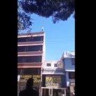 El joven estuvo parado en el borde de la terraza por varios minutos.