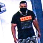 Imagen registrada por una cámara de seguridad con el rostro del sujeto de los "abrazos con Covid-19".