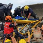 Después de cortar las latas y fierros de la cabina de la volqueta sacaron el cuerpo.