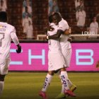 Moisés Corozo (d), con un potente tiro libre, le dio el triunfo a Liga de Quito sobre Delfín en el estadio Rodrigo Paz.