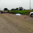 El casco protector que llevaba el jornalero quedó junto al cuerpo.