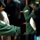 Ni los policías, ni los parranderos usaban mascarillas.