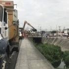 Maquinaria retira los materiales que obstruyen los canales.