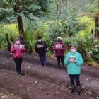 Mujeres de la comunidad recibieron semillas en una campaña.