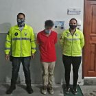 El extranjero sospechoso fue detenido por los agentes de la Dinapen.