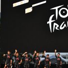 Richard Carapaz (C) figura entre los favoritos para ganar el Tour de Francia, competencia en la que debutará.