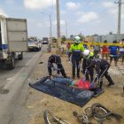 El cuerpo de Fernado Javier Avilés fue embarcado en el carro  de Medicina Legal y llevado al Laboratorio de Criminalística.