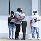 Familiares acudieron al Laboratorio de Criminalística y Ciencias Forenses para retirar el cuerpo.