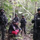 La mujer permanecía escondida debajo de unos plásticos antes de que los uniformados llegaran a rescatarla.