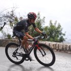 Richard Carapaz durante la etapa inicial del Tour de Francia que estuvo marcada por la lluvia y las caídas.