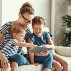 No eres mala madre por salir a trabajar, al contrario, eres una mujer amorosa que hace lo necesario para proveer a sus hijos.