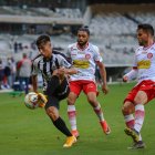 Alan Franco y su primer título con el Atlético Mineiro y la foto de su papá Pedro.