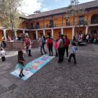 Los patios se llenaban de niños para jugar a la rayuela, al sapito, a los trompos y  más.