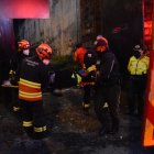 Los bomberos se llevaron al herido. No podía moverse por las fracturas.