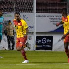 Sergio López el volante del Aucas que fue multado por dar beso al balón.